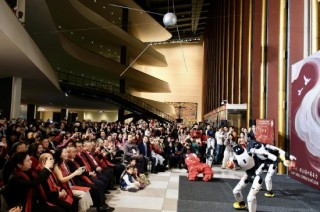 联合国总部举办春晚 机器人跳舞、武术冠军打太极