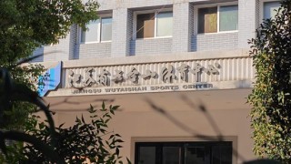 江苏一跳水馆里5层“楼中楼”是怎样建成的？男子称投入3000万开酒吧，鉴定为危房试营业即停摆 多部门无备案