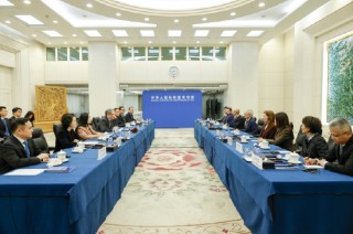 商务部部长王文涛会见苹果公司首席执行官蒂姆·库克