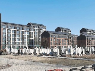 数百万新房窗外是几百座坟：业主称被忽悠，开发商建15米高墙