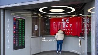 拒绝“硬扛”汇率波动，这些出海企业转向人民币结算