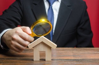 如何评估检测公司的市场表现？这种评估方法有哪些潜在风险？