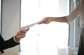 如何合理使用医保卡内的资金？这些资金的使用有哪些限制条件？