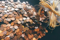 如何理解黄金市场的买卖行为？这种行为受哪些因素影响？