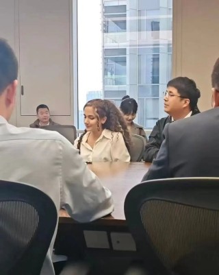 券商太卷了！陆家嘴某券商请了一个伊朗波斯美女路演，金发碧眼，可漂亮了！