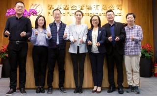 我朋友说，她是最美的公募基金女高管