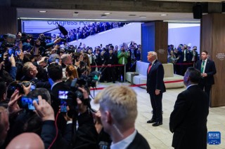 特朗普集中表态：感谢委内瑞拉合作，想立即谈判“购岛”，吐槽北约不感激，嘲讽马克龙戴太阳镜