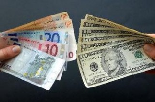 汇率的确定方式是怎样的？这种确定方式受到哪些因素影响？