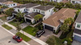 特朗普发文短暂压低利率，抵押贷款再融资需求激增40%