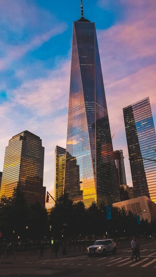 如何在国外购买房产并顺利完成交易？这种交易过程中需要注意哪些事项？