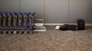 暴风雪重创美国东海岸机场，数千架航班取消