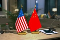 特朗普豪赌美国国运，中国最该做什么？