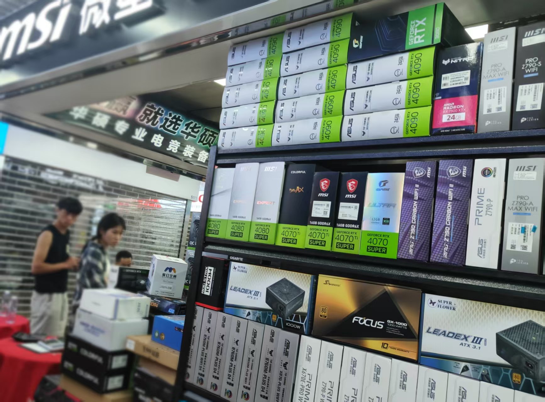 记者走访华强北：显卡一周涨价三、四百元，市场商家正常营业  第2张