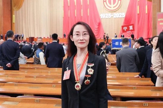 中国建设银行三名职工被授予全国劳动模范称号  第3张