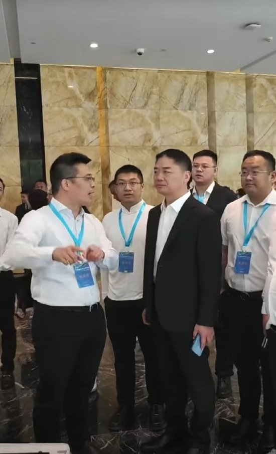 刘强东现身杭州，点京东外卖后称杭州是“美食之都”  第1张