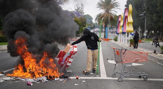特朗普：洛杉矶骚乱事件是“外国入侵”，国民警卫队将留在洛杉矶，直到没有危险为止！最新民调显示......  第2张
