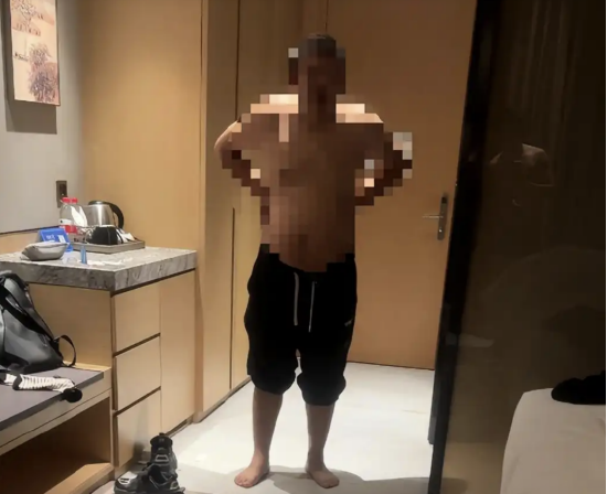 给错房卡？ 赤身大汉夜闯客房吓坏夫妻，希尔顿酒店回应：会赔偿  第1张