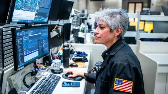 尾盘：美股走低科技股领跌 纳指下跌1.3%  第1张