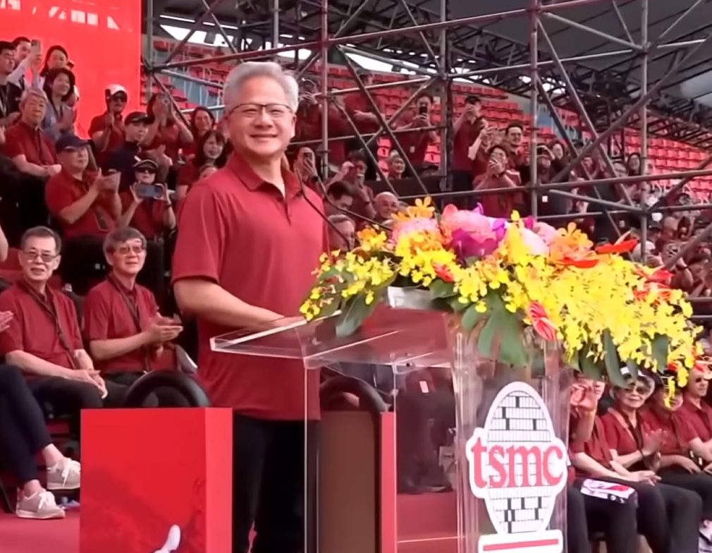 黄仁勋亲赴台积电“讨要更多芯片” 回应存储短缺、涨价等问题  第2张