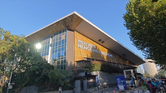 江苏一跳水馆里5层“楼中楼”是怎样建成的？男子称投入3000万开酒吧，鉴定为危房试营业即停摆 多部门无备案  第1张