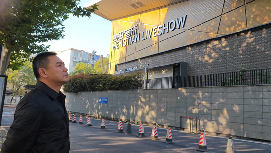 江苏一跳水馆里5层“楼中楼”是怎样建成的？男子称投入3000万开酒吧，鉴定为危房试营业即停摆 多部门无备案  第6张