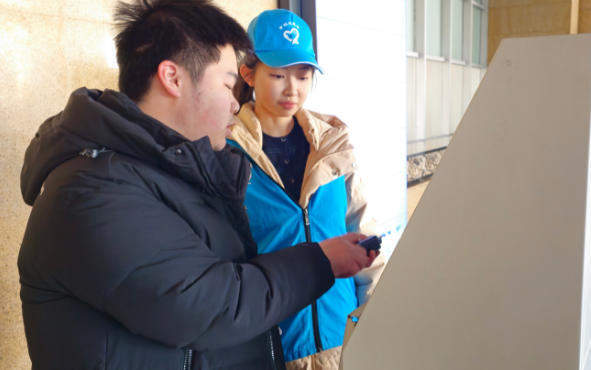 青年志愿者张雯：用真情与热忱服务旅客出行  第2张