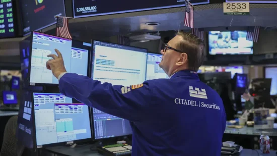 尾盘：美股继续走低 道指下跌400点  第1张