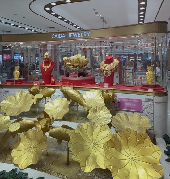 北京金店直击！有年轻人豪买450克，回购窗口前排起百米长队  第1张