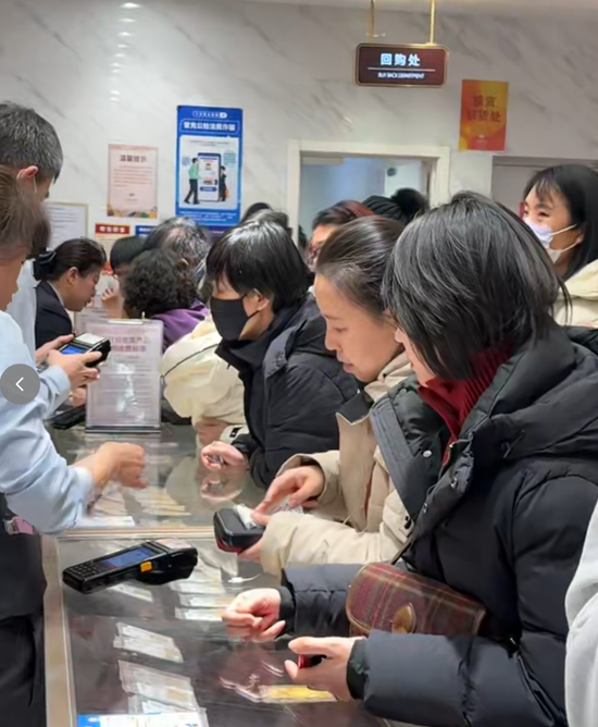 北京金店直击！有年轻人豪买450克，回购窗口前排起百米长队  第3张