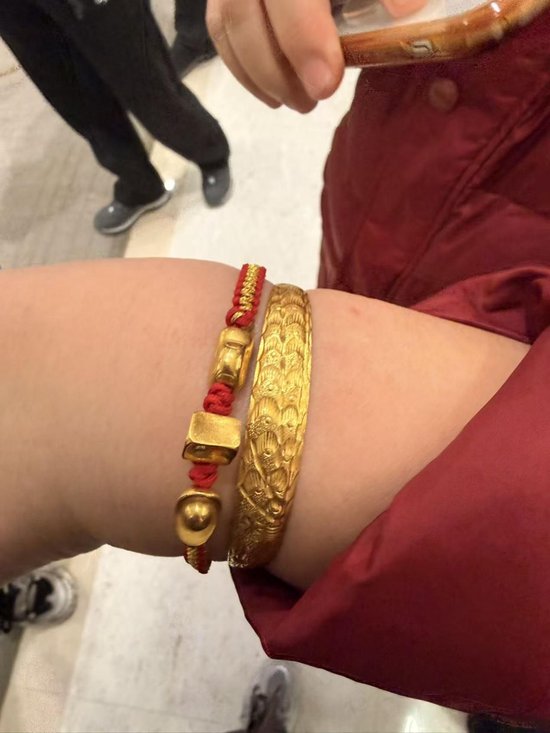 北京金店直击！有年轻人豪买450克，回购窗口前排起百米长队  第4张