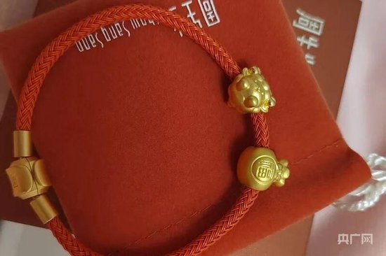 周生生足金挂坠，检测出铁银钯！  第1张