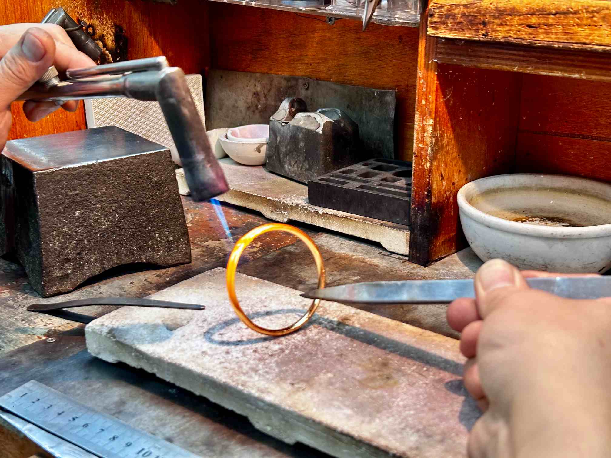 被老铺黄金们劝退，年轻人涌向广州打金一条街，50克金镯工费不到千元  第3张