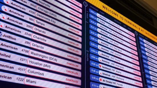 暴风雪重创美国东海岸机场，数千架航班取消  第1张