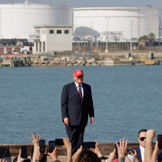 伊朗打击行动危及特朗普核心要务：低油价  第1张