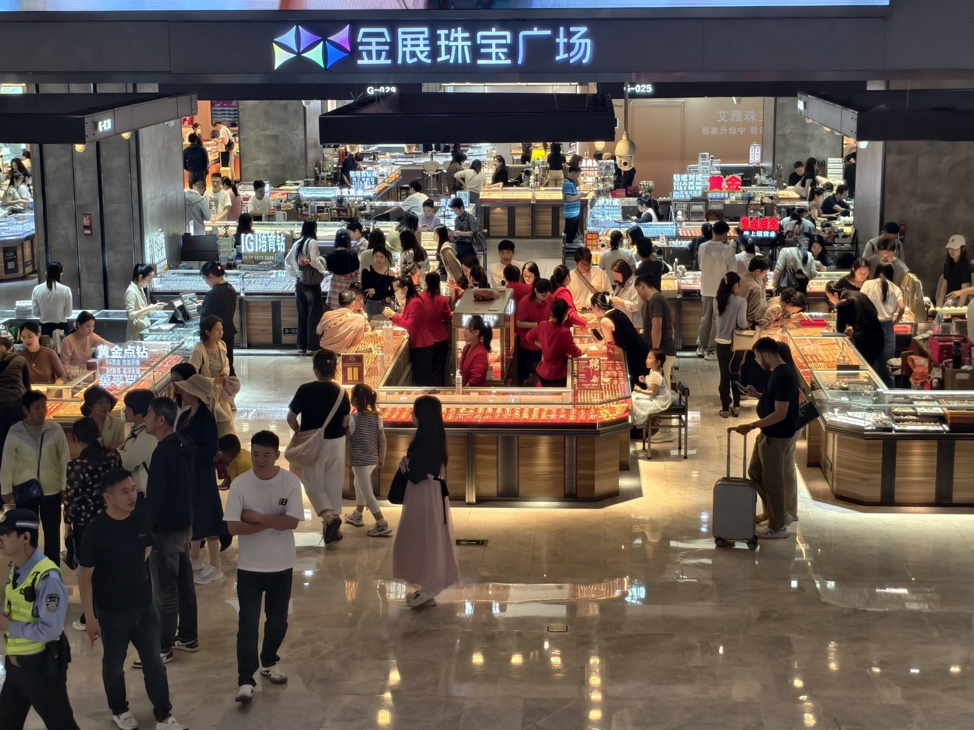 现货黄金抹平年内涨幅！实探深圳水贝：金价下跌反而让饰品柜台人气回暖，有投资者趁机抄底  第1张