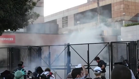 美国洛杉矶爆发大规模抗议活动 警方逮捕75名抗议者  第1张